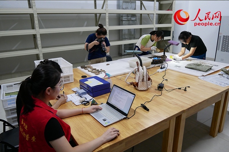 普查隊員們正在庫房內(nèi)工作。人民網(wǎng)記者 韋衍行攝