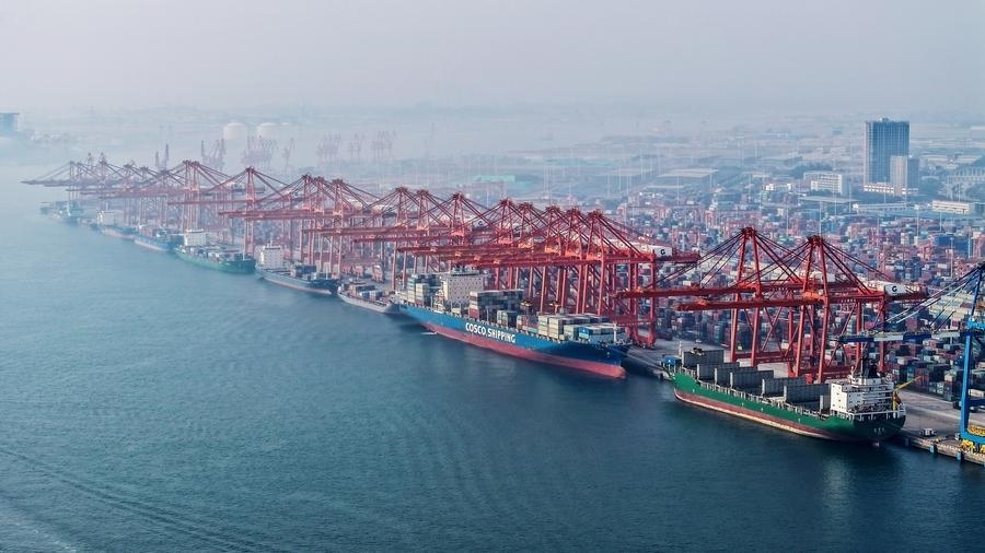 在廣西欽州港碼頭，多艘海輪在排隊卸貨（無人機照片，2024年3月28日攝）。新華社記者 張愛林 攝