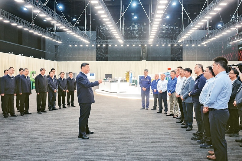 2024年10月17日至18日，中共中央總書記、國家主席、中央軍委主席習(xí)近平在安徽考察。這是17日下午，習(xí)近平在合肥濱湖科學(xué)城考察時，同現(xiàn)場科研人員和企業(yè)負(fù)責(zé)人親切交流。 新華社記者 鞠鵬/攝