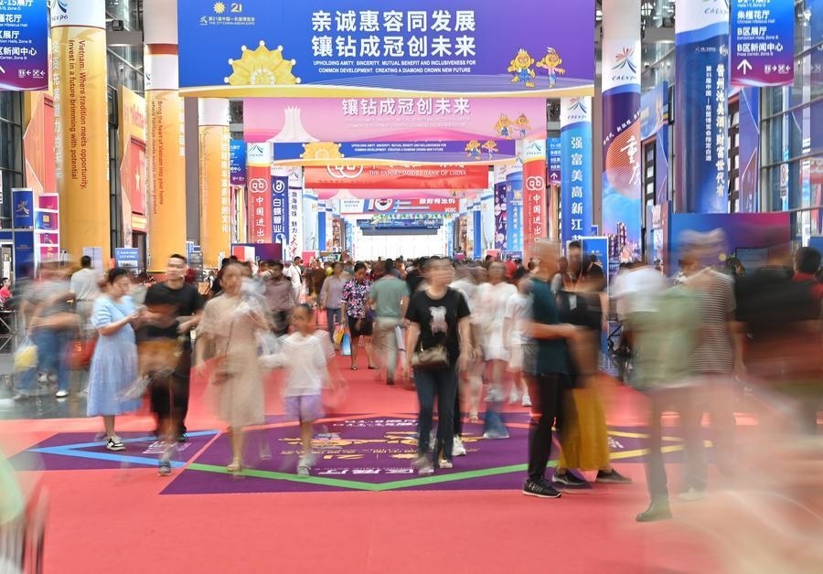 2024年9月28日，觀眾在廣西南寧市舉行的第21屆中國—東盟博覽會上參觀。新華社記者 周華 攝