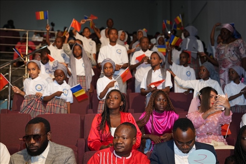 現(xiàn)場(chǎng)觀眾與決賽選手熱情互動(dòng)。中國(guó)石油非洲公司供圖