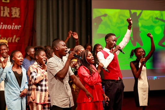 孔子學(xué)院的同學(xué)們演唱中文歌曲《明天會(huì)更好》。中國(guó)石油非洲公司供圖
