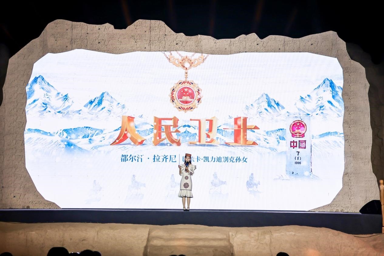 都爾汗·拉齊尼在“何以中國·五星出東方”網(wǎng)絡(luò)主題宣傳活動現(xiàn)場演講。人民視頻供圖