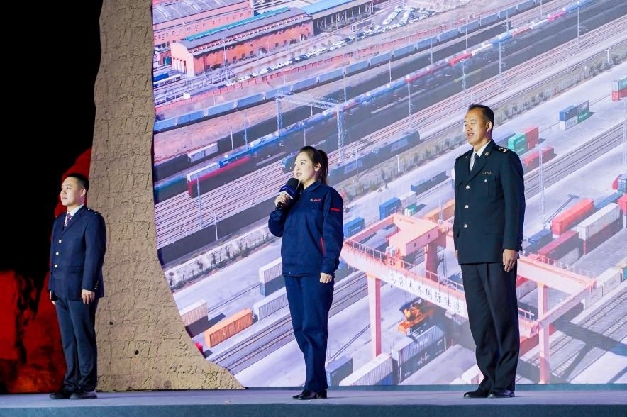 早吾扎?哈力賽（左二）在“何以中國·五星出東方”網(wǎng)絡(luò)主題宣傳活動現(xiàn)場演講。人民視頻供圖