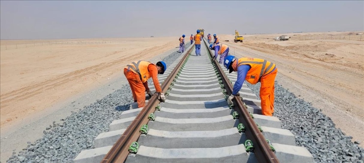 阿提哈德鐵路二期A標(biāo)項(xiàng)目施工中。中建中東供圖