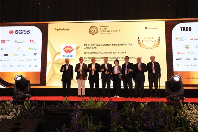 國(guó)能印尼爪哇發(fā)電公司董事長(zhǎng)趙志剛（左四）與其他獲獎(jiǎng)?wù)吆嫌?。?guó)能印尼爪哇發(fā)電公司供圖