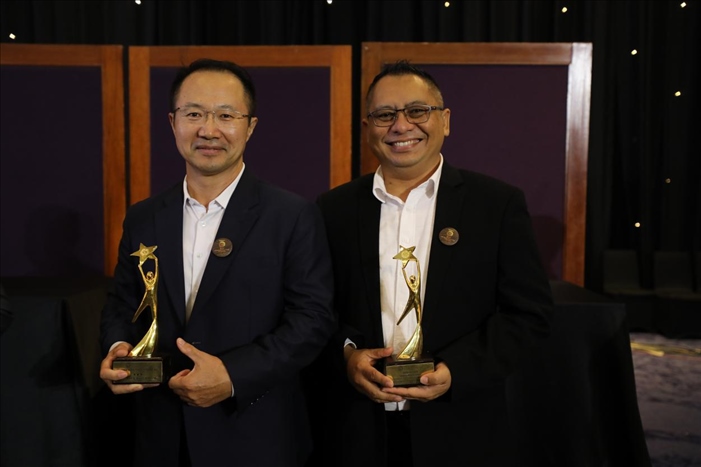 趙志剛與多迪獲獎(jiǎng)后合影。國(guó)能印尼爪哇發(fā)電公司供圖