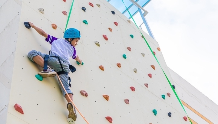 浙江臺州，正在學習攀巖課程的小學生
