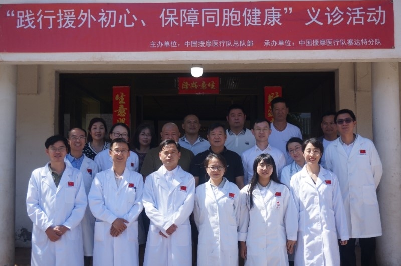 今年6月，援摩中國醫(yī)療隊(duì)塞達(dá)特分隊(duì)在當(dāng)?shù)刂匈Y企業(yè)舉辦義診活動(dòng)。第196批中國援助摩洛哥醫(yī)療隊(duì)塞達(dá)特分隊(duì)供圖