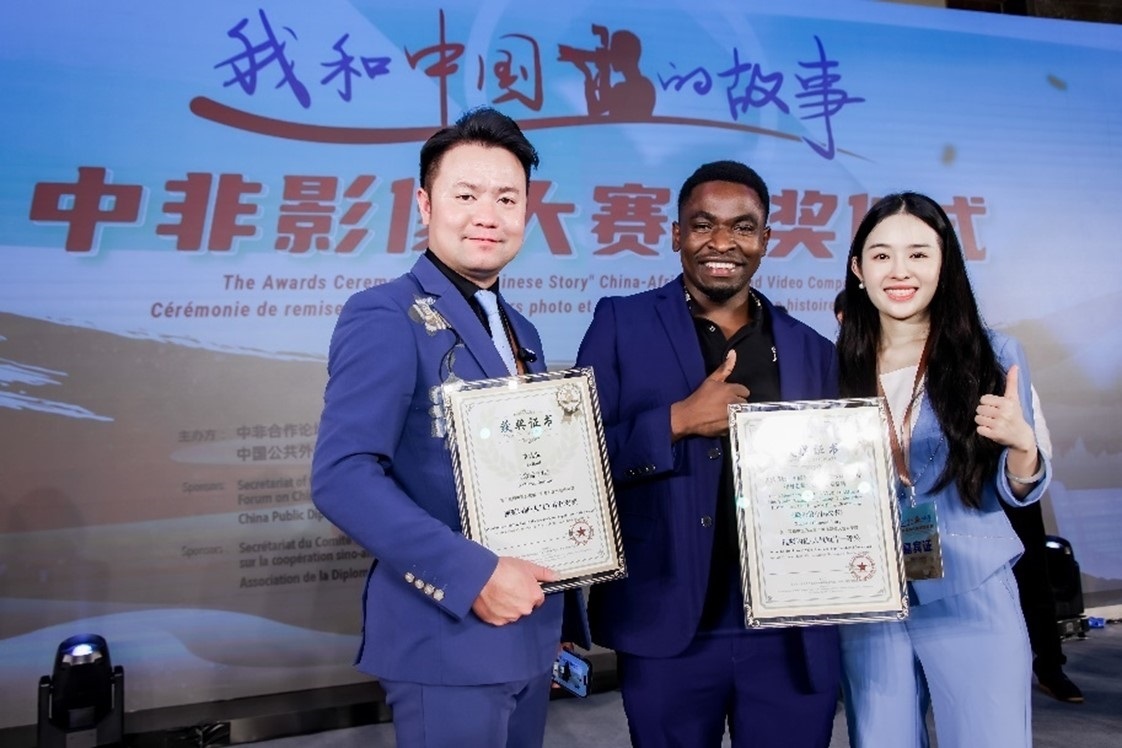 王曉樂（中）與其他嘉賓合影。主辦方供圖