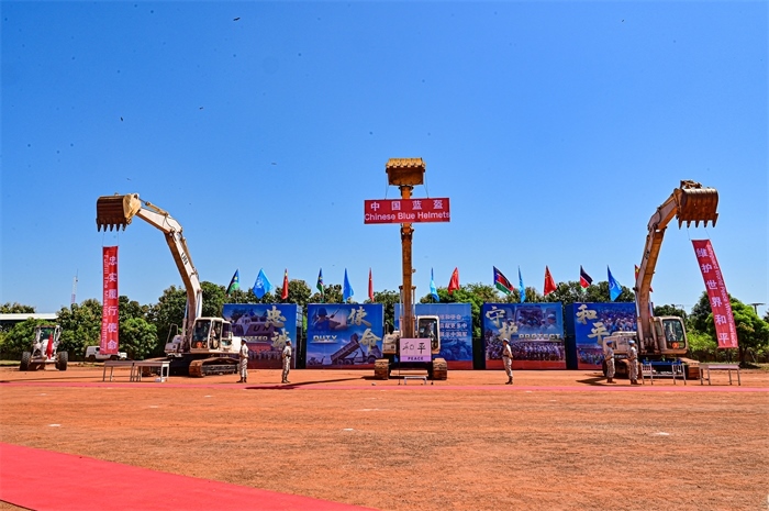 工程機(jī)械特技展示。王軍杰攝