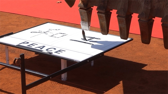 工程機(jī)械表演寫書法。王皓宇攝