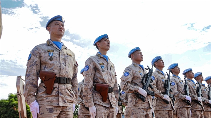 維和官兵整齊列隊(duì)。鄧原淘攝