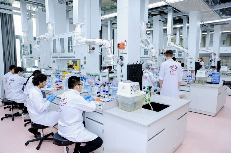 中外學(xué)生同堂做實(shí)驗(yàn)。深北莫供圖