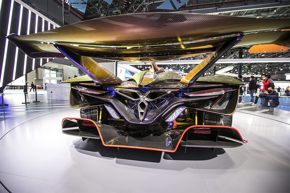2020年11月5日，上海，來自德國的全球首款全碳纖維跑車亮相進(jìn)博會。該車總重量只有1250KG。