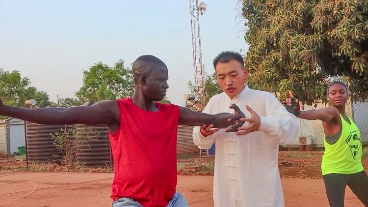 細心指導動作。馬騫攝