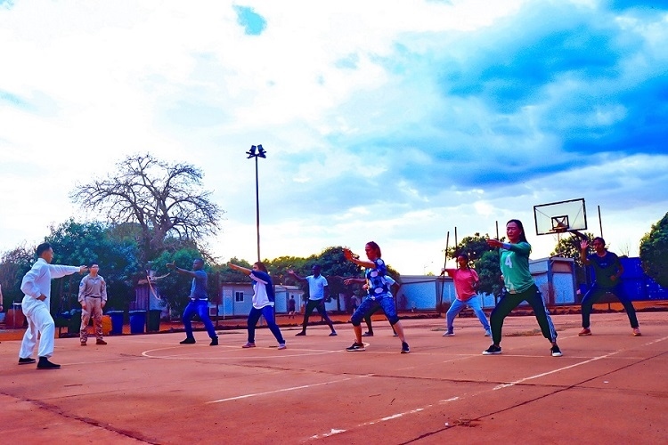 示范標準動作。鄧原淘攝