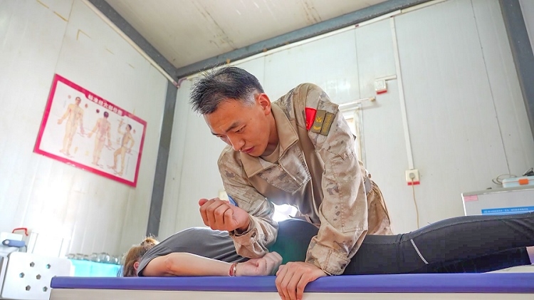 體驗中醫(yī)推拿。王軍杰攝