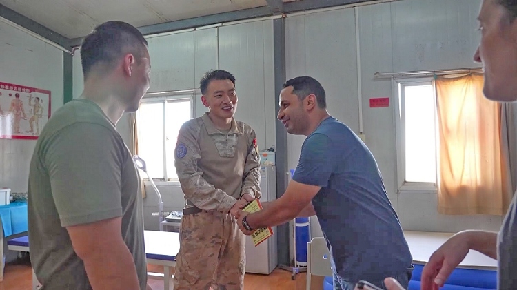 外國友人致謝。王軍杰攝