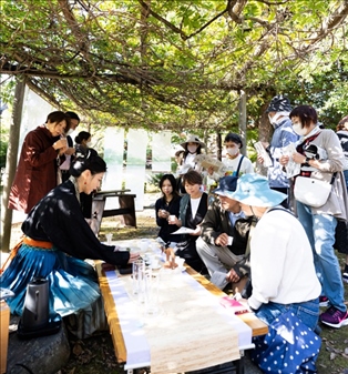 游客們在浙江體驗區(qū)品茶。