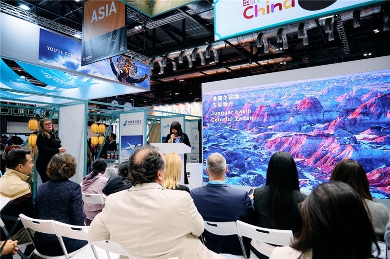  “中國(guó)館”新疆旅游推介會(huì)現(xiàn)場(chǎng)介紹。楊浩鵬攝