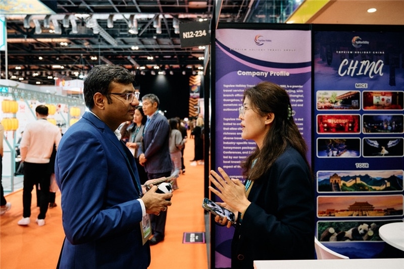 “中國(guó)館”展區(qū)現(xiàn)場(chǎng)洽談。 楊浩鵬攝