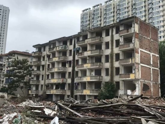 圖為拆遷中的合肥儀表廠宿舍。 合肥市蕪湖路街道 提供