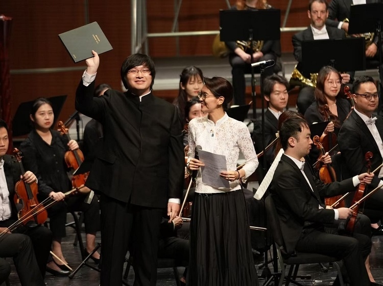 小澤征良向俞潞贈(zèng)送小澤征爾使用過(guò)的《第五交響曲》樂(lè)譜。演出方供圖