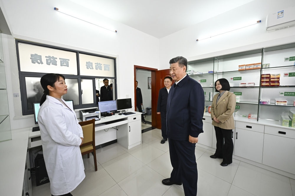 2024年11月5日，習(xí)近平在湖北省咸寧市嘉魚縣潘家灣鎮(zhèn)四邑村衛(wèi)生室考察。習(xí)近平指出：“要進一步加強黨建引領(lǐng)，抓住‘一老一小’這個重點，更加精準有效地為群眾排憂解難?！? width=