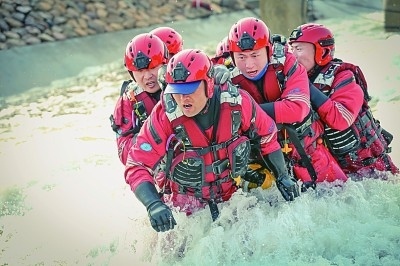  山東省日照市消防救援支隊消防員正在進行多人淺灘涉水橫渡訓(xùn)練。圖片由國家消防救援局提供