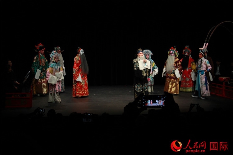 演員向觀眾謝幕。人民網(wǎng)記者 尚凱元攝