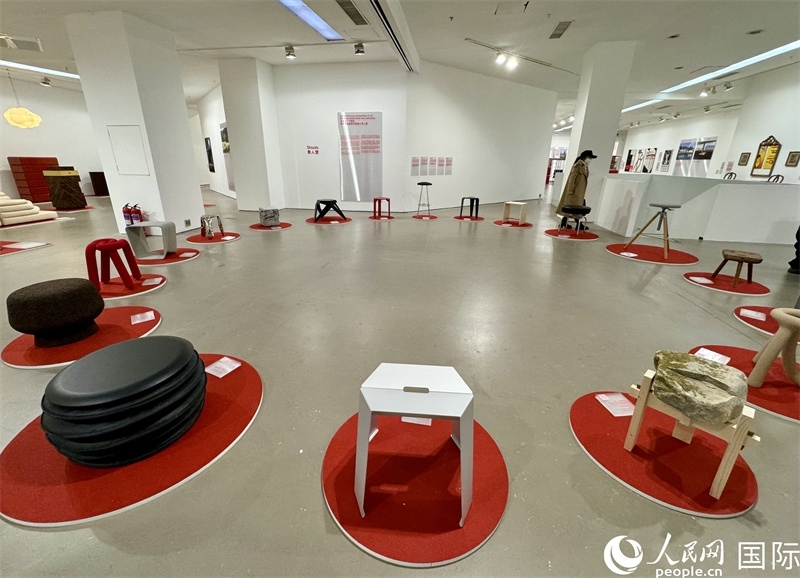 11月8日，瑞士經(jīng)典設(shè)計展現(xiàn)場。（人民網(wǎng) 謝瑩攝）