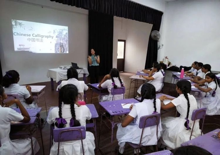 斯里蘭卡學(xué)生在系列活動(dòng)中學(xué)習(xí)中國(guó)書(shū)法。圖片由主辦方提供