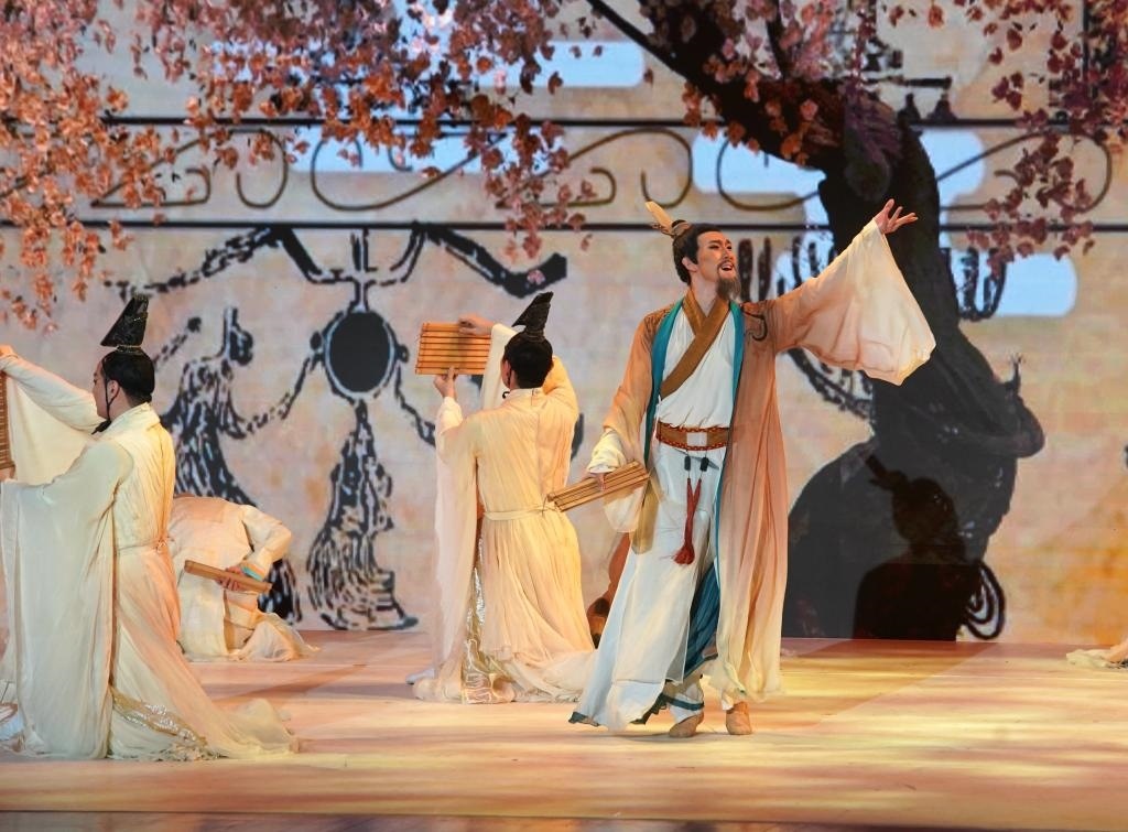 11月6日，演職人員在表演民族舞劇《孔子》片段。新華社記者 張晨霖 攝