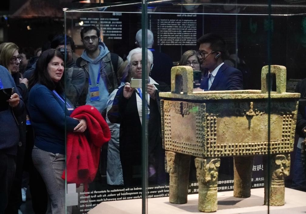 11月6日，中外嘉賓來到中國考古博物館參觀“考古與中華文明溯源展”。該展是本屆世界古典學大會推出的配套活動之一。新華社記者 張晨霖 攝