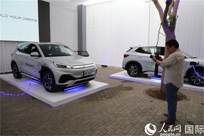 圖為秘魯媒體記者正在拍攝現(xiàn)場(chǎng)展出的比亞迪電動(dòng)汽車(chē)。 人民網(wǎng)記者姜波攝
