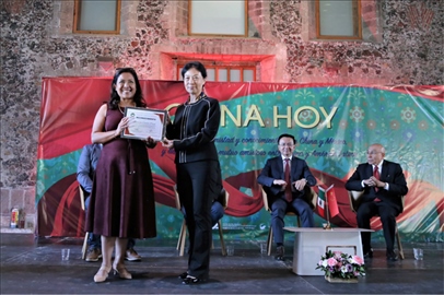 李雅芳向加比拉爾·塞迪略授予“拉美分社榮譽(yù)員工”稱號(hào)。主辦方供圖