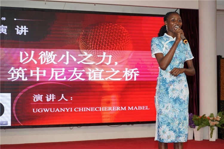 選手張佳寧演講中。尼日利亞中國文化中心供圖
