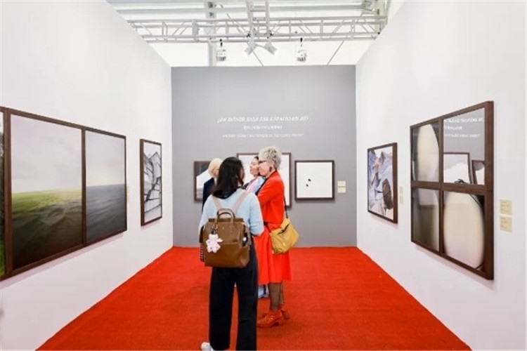 “我內(nèi)心的那個(gè)空從哪里來？從波濤、云朵和勇氣”西岸藝博會(huì)展覽現(xiàn)場(chǎng) 圖片由主辦方提供