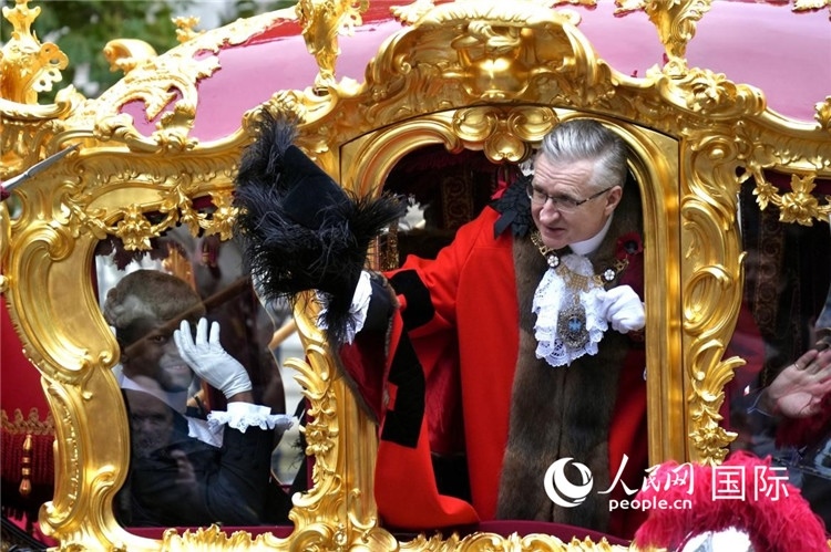 新任金融城市長阿拉斯泰爾·金向人群致意。吳若鳴攝