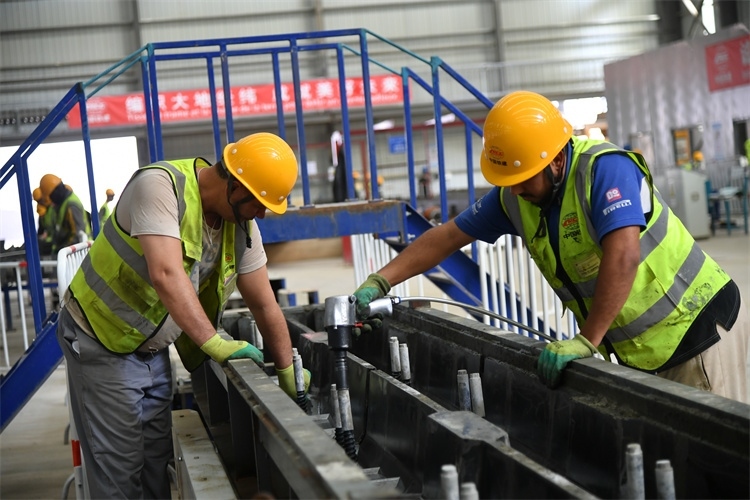 中企建設(shè)軌枕廠生產(chǎn)線(xiàn)上的中阿員工 中國(guó)鐵建供圖