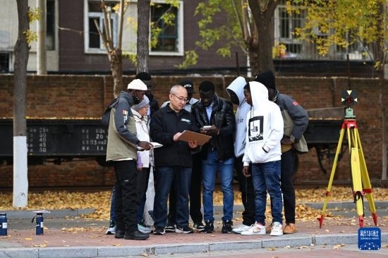 在天津鐵道職業(yè)技術(shù)學(xué)院，老師指導(dǎo)幾內(nèi)亞學(xué)員使用測距儀器（11月11日攝）。新華社記者 李然 攝