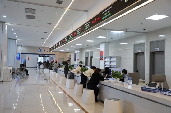 觀山湖區(qū)政務(wù)大廳窗口辦事忙。