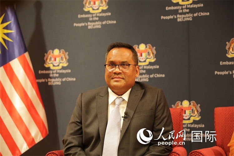 馬來西亞駐華大使諾曼在11月12日召開的記者見面會上回答記者提問。人民網(wǎng) 王婧攝