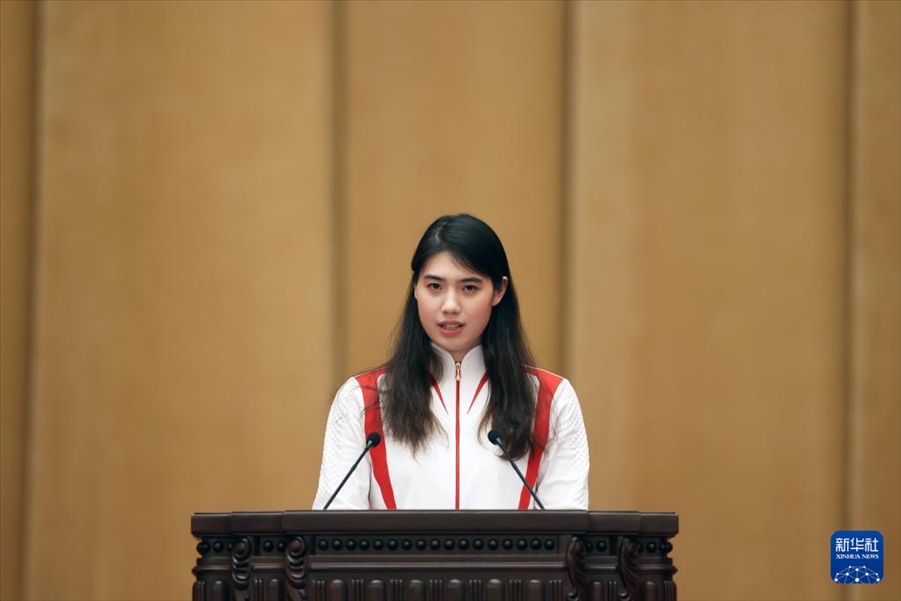 11月15日，游泳運動員張雨霏在報告會上發(fā)言。新華社記者 李明 攝