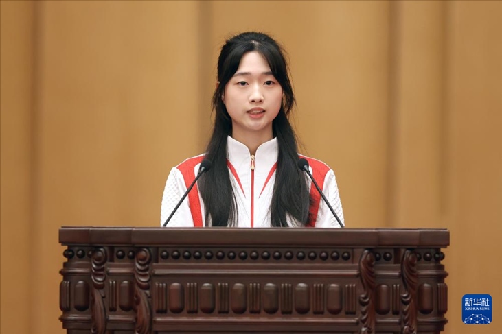 11月15日，射擊運動員黃雨婷在報告會上發(fā)言。新華社記者 李明 攝