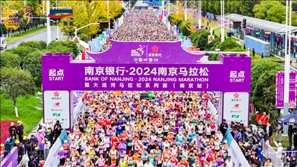 比賽選手沖出起點(diǎn)。賽事組委會(huì)供圖