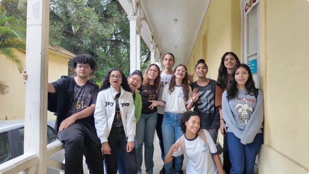 學(xué)生們用中文跟島叔問(wèn)好。作者供圖