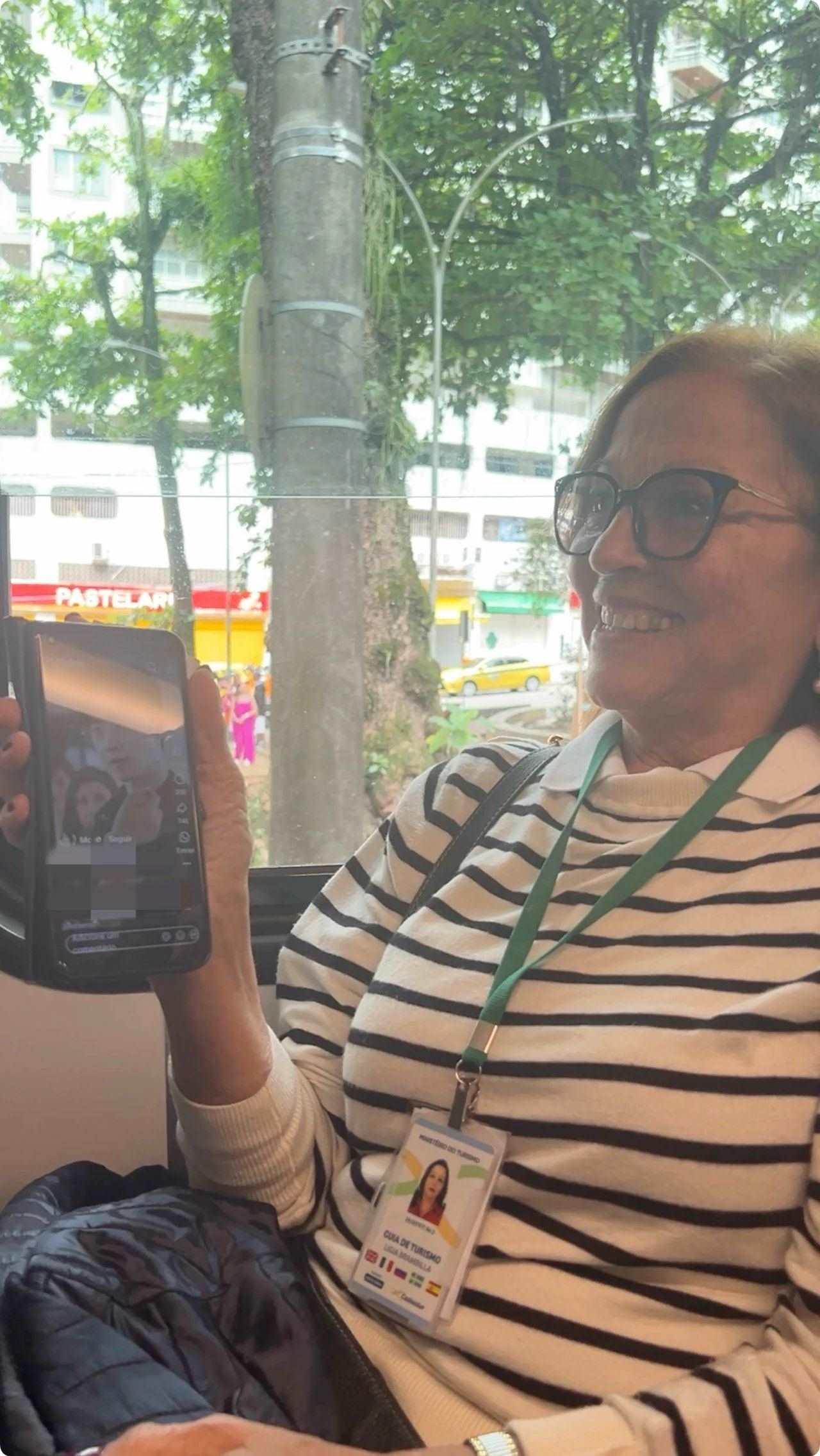 當(dāng)?shù)厝讼驆u叔展示中國(guó)網(wǎng)劇。作者供圖