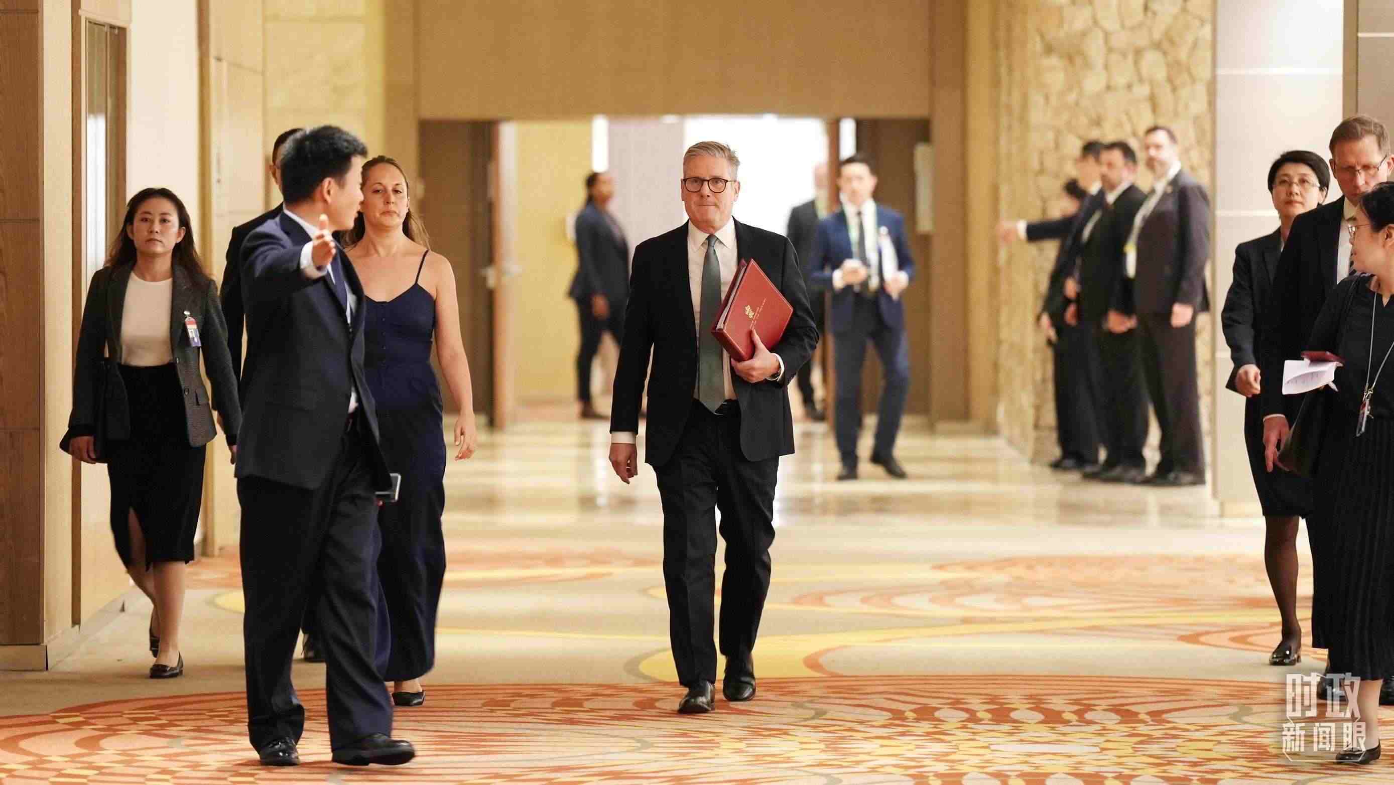 △英國首相斯塔默抵達會見現(xiàn)場。（總臺記者李晉拍攝）